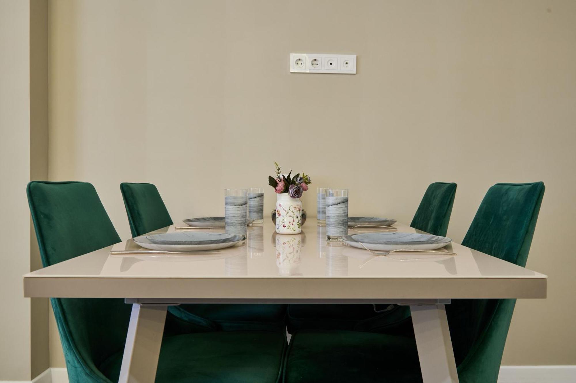 Five Business-Class Rooms In R-House Near Mega Center Almaty Eksteriør billede