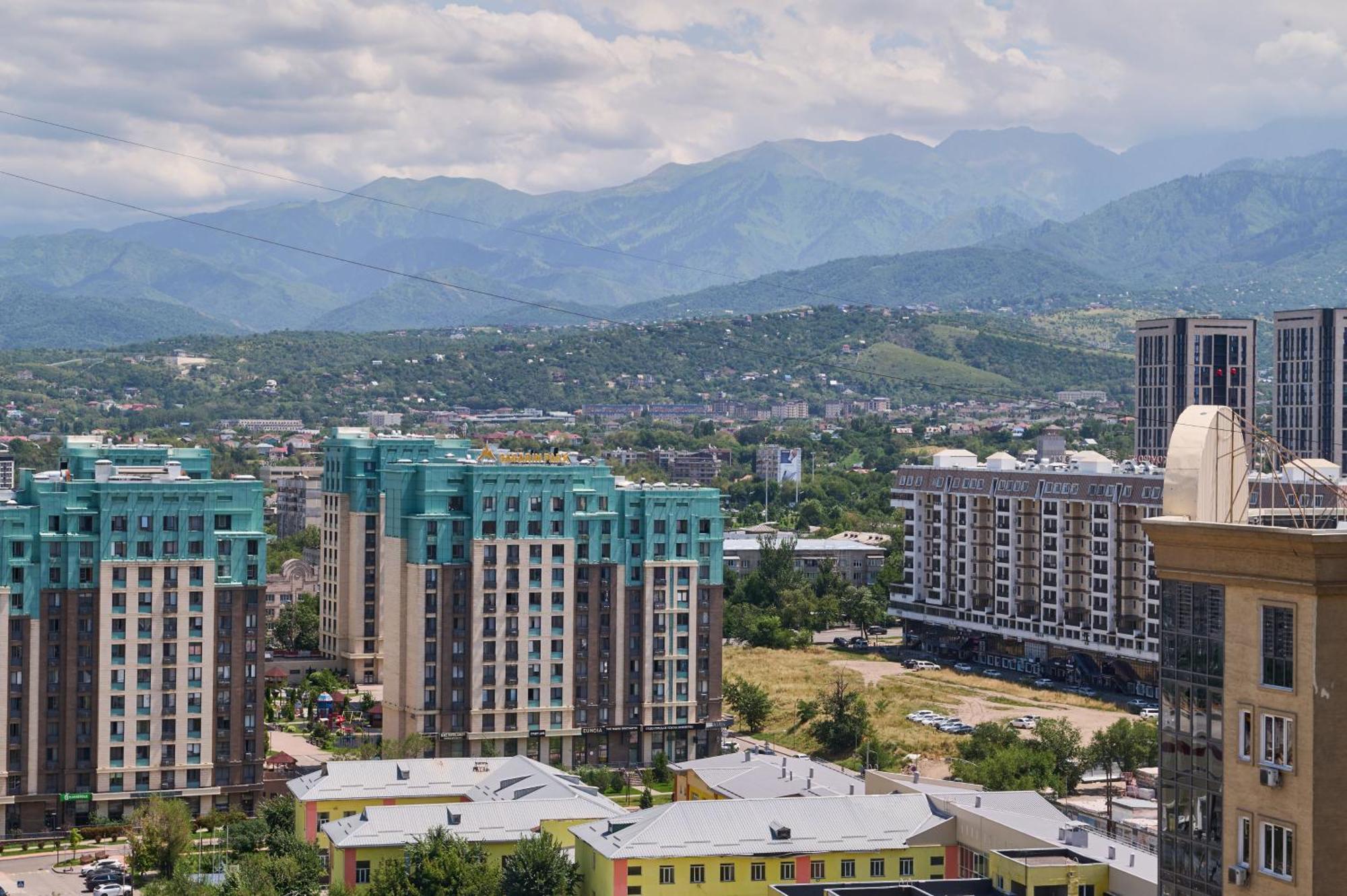 Five Business-Class Rooms In R-House Near Mega Center Almaty Eksteriør billede